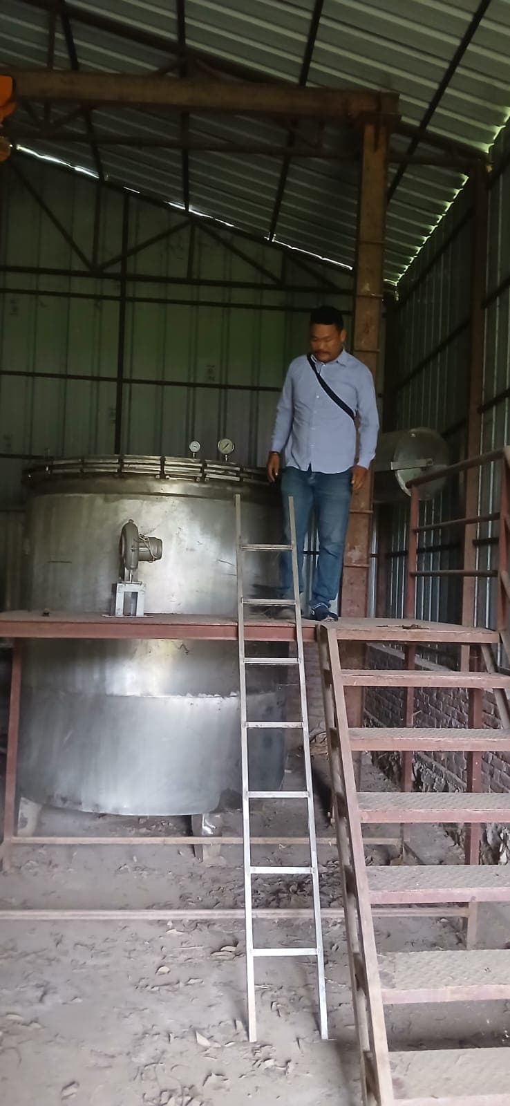 Jacketed extraction unit with gauges
