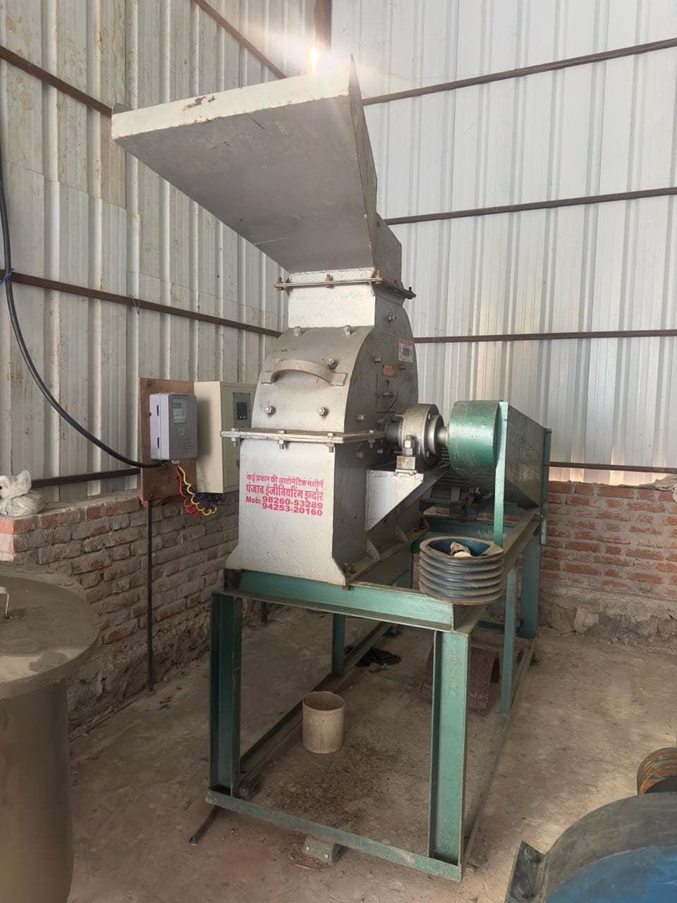 Hammer mill with feed hopper